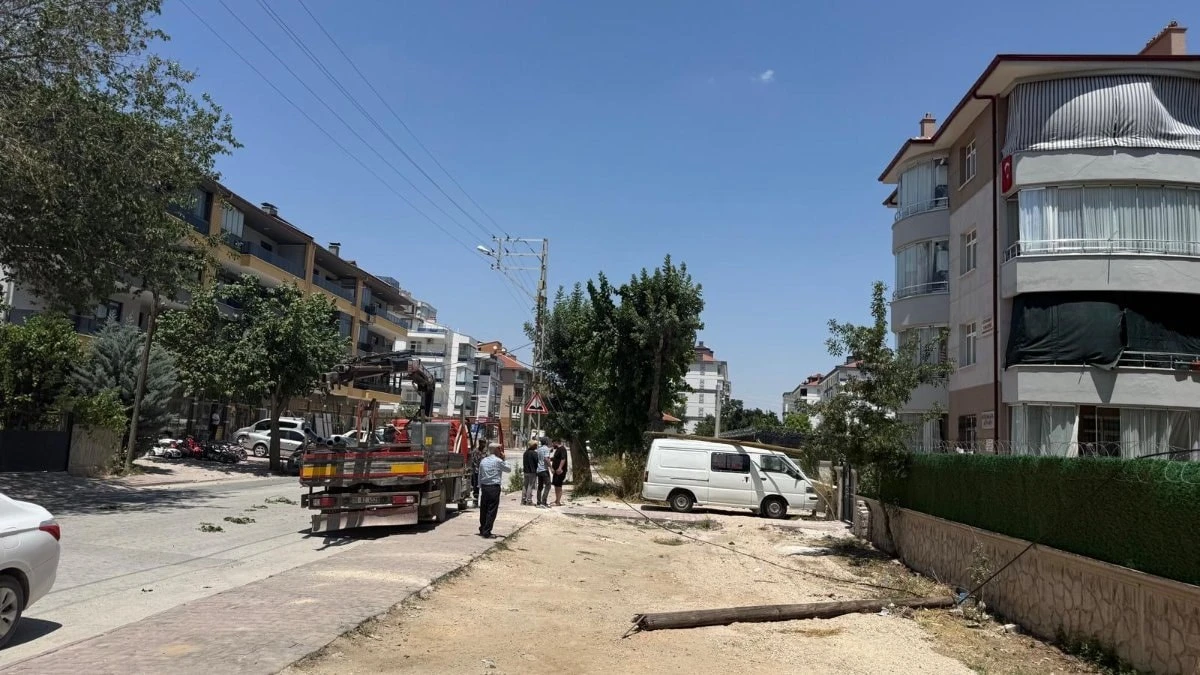 Konya'da vincin bomu telefon tellerine takıldı direkler devrildi