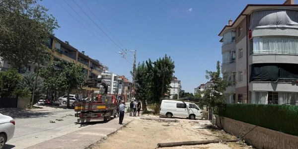 Konya'da vincin bomu telefon tellerine takıldı direkler devrildi