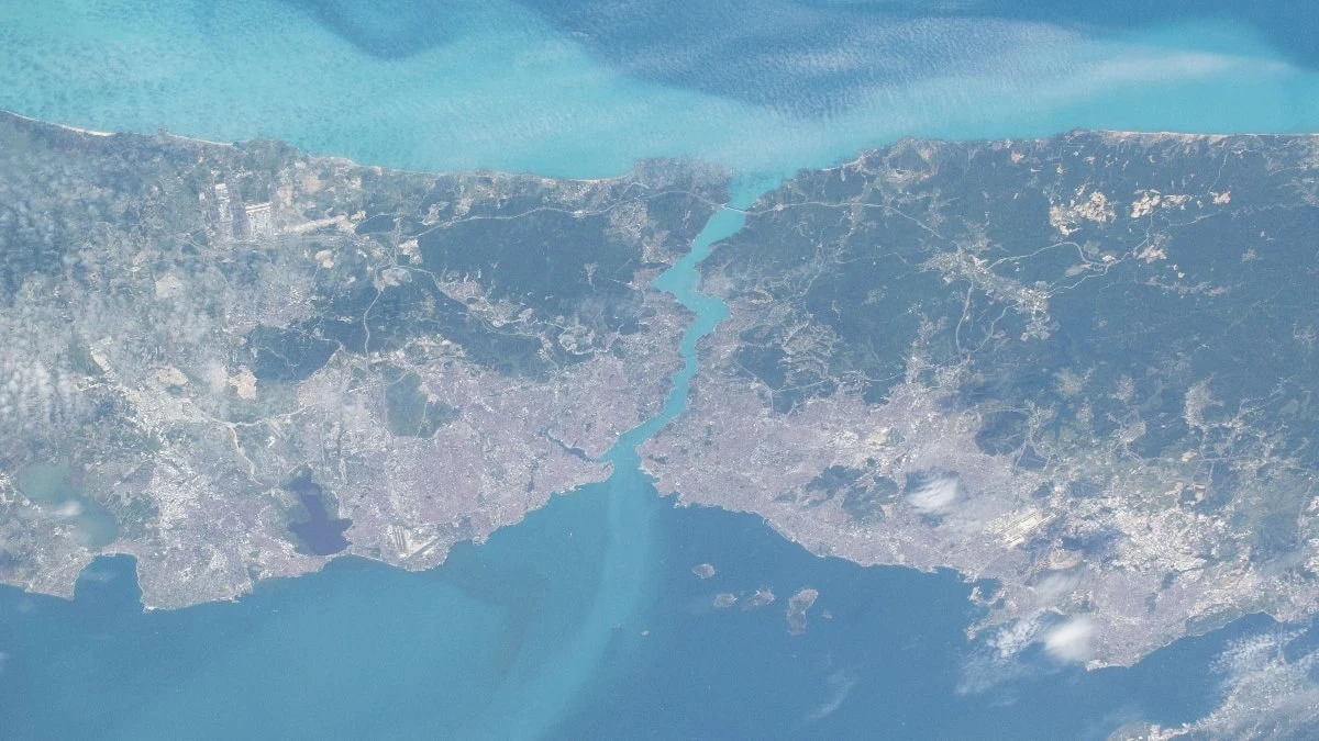 NASA'nın uydu görüntüleri: İstanbul Boğazı turkuaza büründü