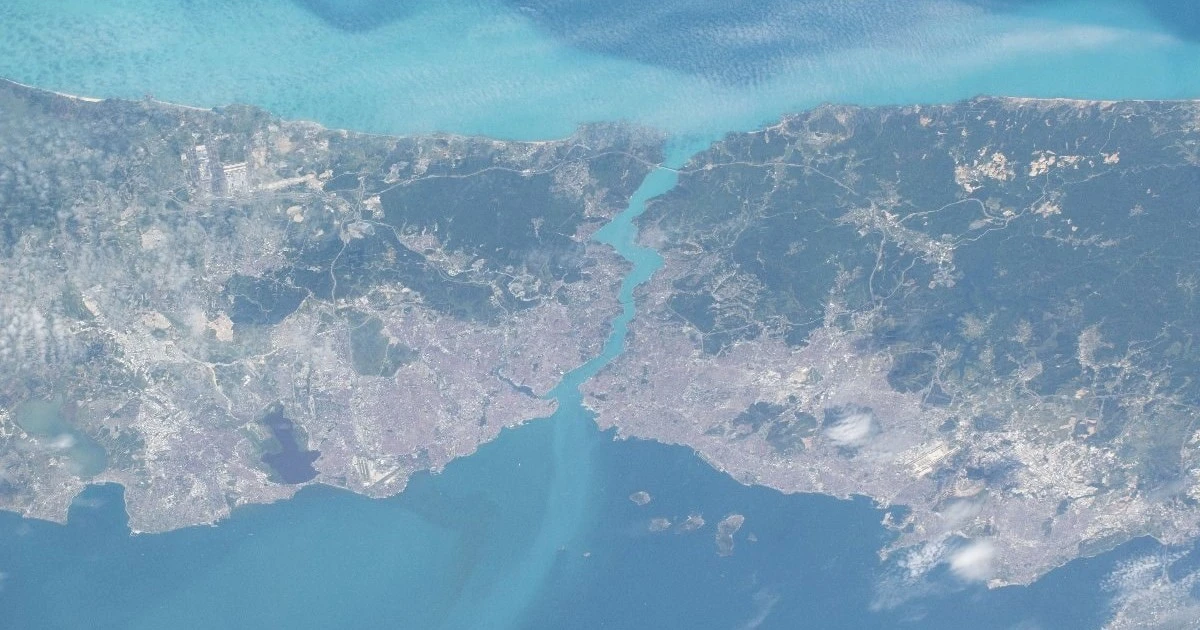 NASA'nın uydu görüntüleri: İstanbul Boğazı turkuaza büründü