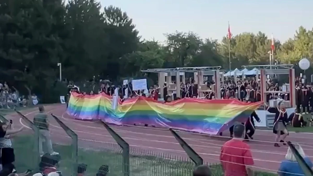 ODTÜ mezuniyet töreninde öğrenciler sahnede LGBT bayrağı açtı