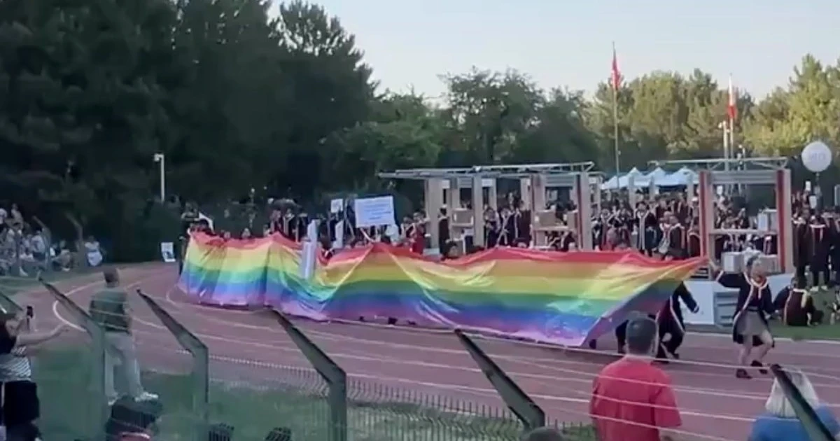 ODTÜ mezuniyet töreninde öğrenciler sahnede LGBT bayrağı açtı