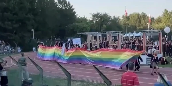 ODTÜ mezuniyet töreninde öğrenciler sahnede LGBT bayrağı açtı