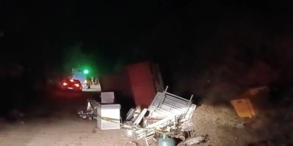 Sakarya Hendek'te devrilen kamyonette 1 kişi hayatını kaybetti