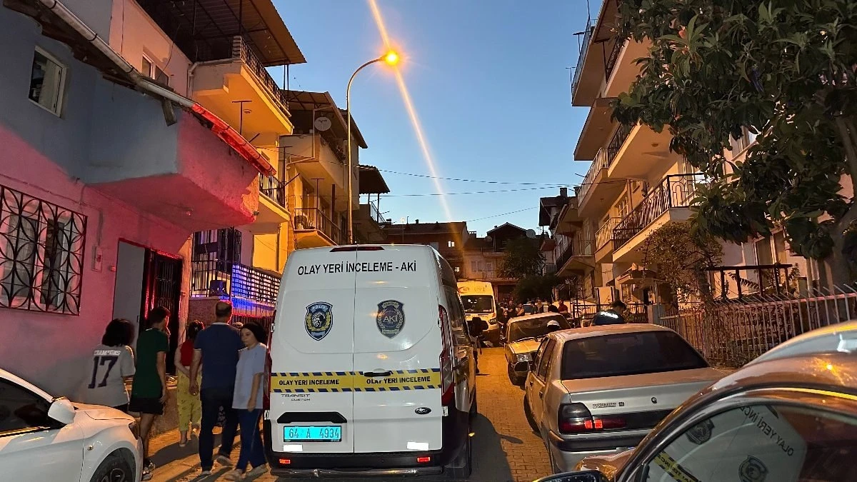 Uşak'ta dut toplarken çatıdan düşen 57 yaşındaki adam öldü