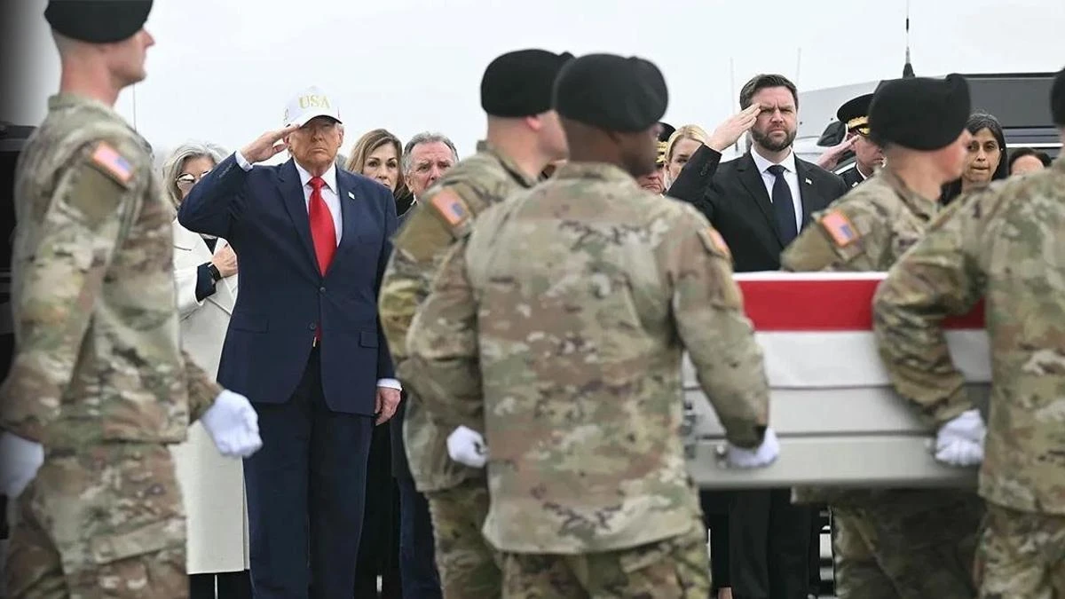 Trump Dover Hava Üssü'nde 4 askerin cenazesine katıldı