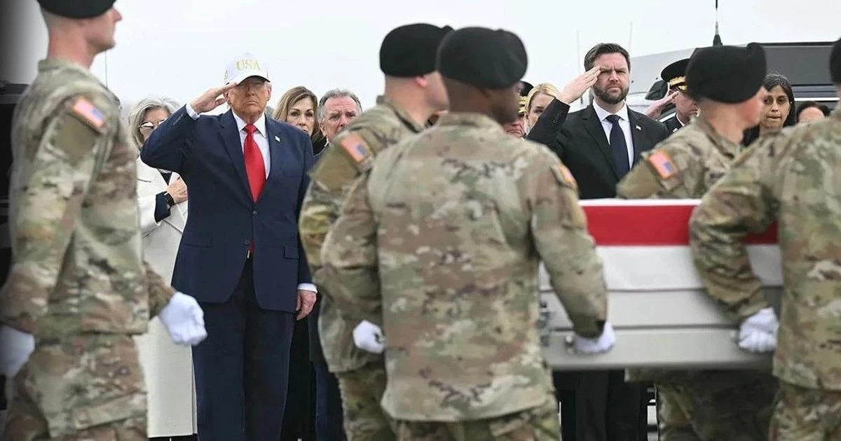 Trump Dover Hava Üssü'nde 4 askerin cenazesine katıldı