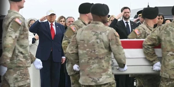 Trump Dover Hava Üssü'nde 4 askerin cenazesine katıldı