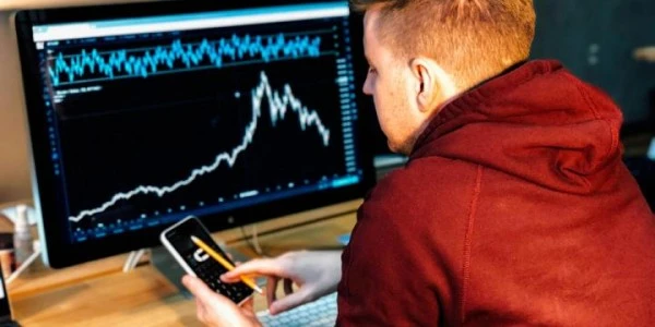 Bitcoin 65.000$ civarında sabit, 'Mag 7' hisseleri sert düştü