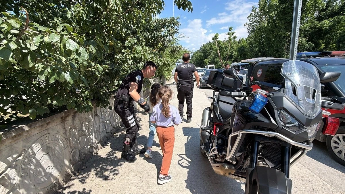 Düzce'de tatbikatı gerçek sanan iki kız çocuğunu polis teselli etti