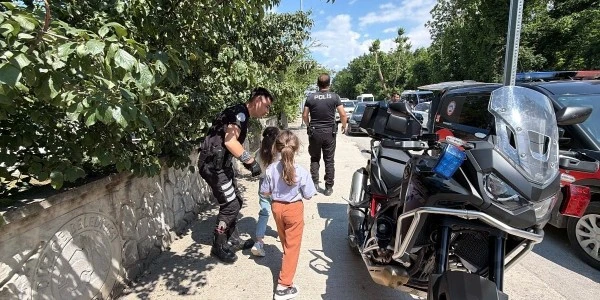 Düzce'de tatbikatı gerçek sanan iki kız çocuğunu polis teselli etti