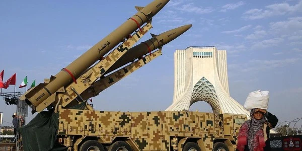 Tahran’da Azadi Meydanı’nda balistik füzeler sergilendi