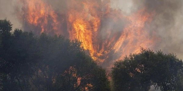 Fransa ve İspanya alevlere teslim: 130 bin kişi tahliye edildi