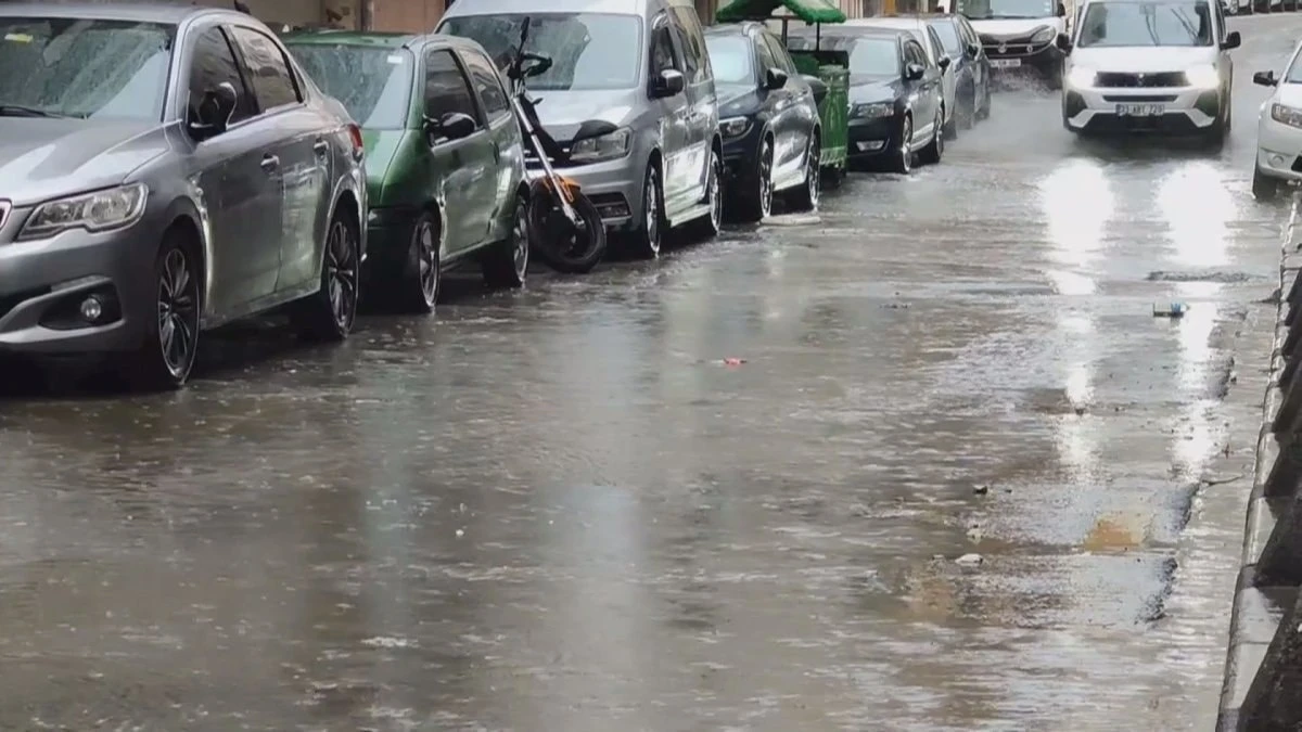 İstanbul'da şiddetli sağanak: Cadde ve sokaklar göle döndü