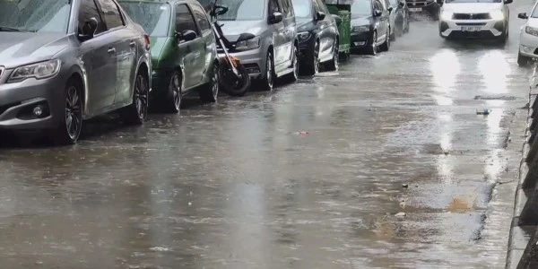 İstanbul'da şiddetli sağanak: Cadde ve sokaklar göle döndü