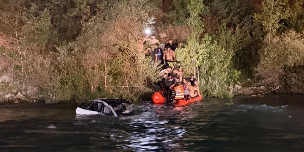 Tunceli'de otomobil takla atıp Munzur Nehri'ne düştü: 2 yaralı