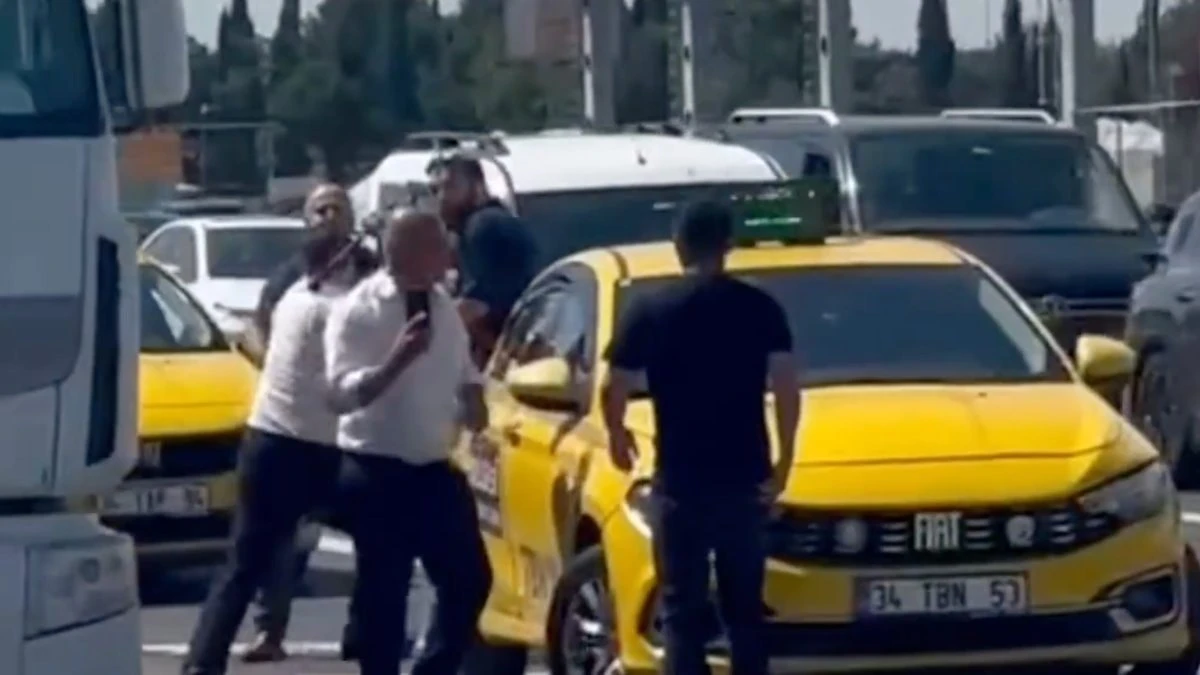 İstanbul'da taksiciler yol kenarında kavga etti — Levye ile saldırı anı