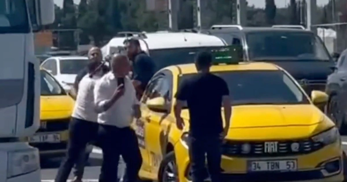 İstanbul'da taksiciler yol kenarında kavga etti — Levye ile saldırı anı