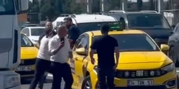 İstanbul'da taksiciler yol kenarında kavga etti — Levye ile saldırı anı