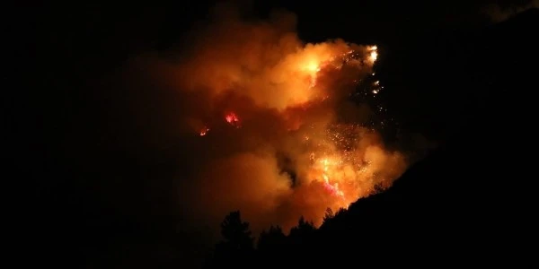 Kaş'ta orman yangınında gece mesaisi: Hava araçları çekildi
