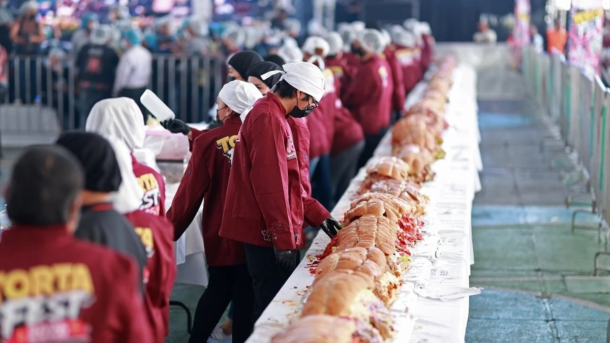 Meksiko'da 100 metre uzunluğunda dev 'torta' ile rekor denemesi