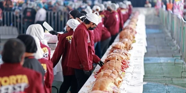 Meksiko'da 100 metre uzunluğunda dev 'torta' ile rekor denemesi