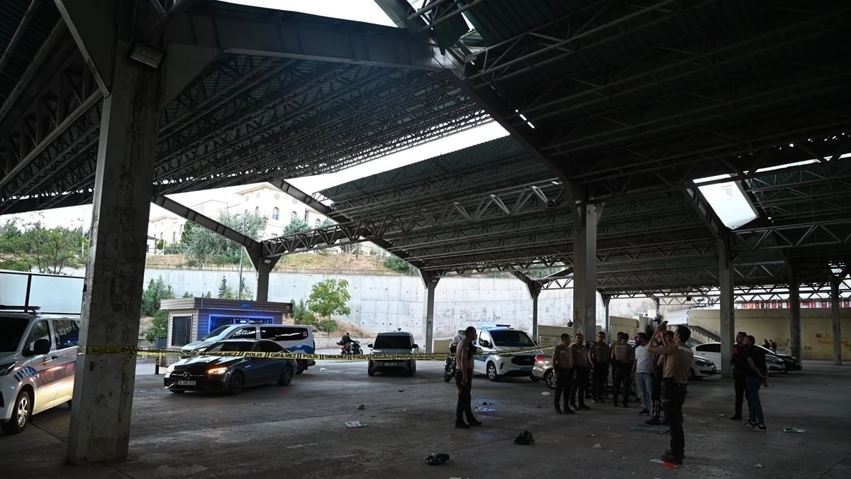Kırıkkale'de pazar yerinin çatısından düşen işçi ağır yaralandı