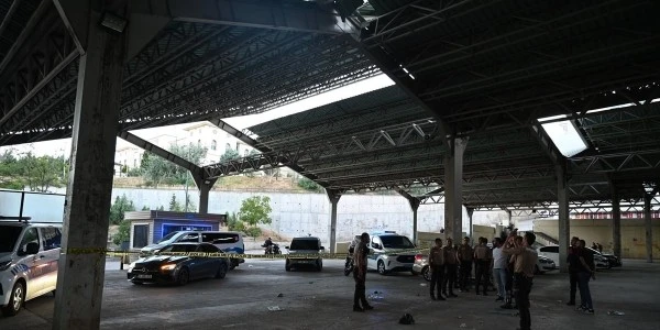Kırıkkale'de pazar yerinin çatısından düşen işçi ağır yaralandı