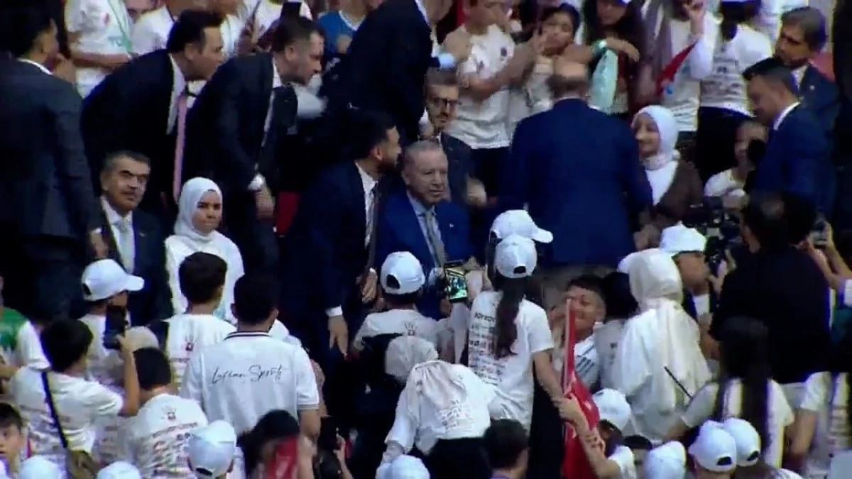 Cumhurbaşkanı Erdoğan, TÜGVA finalinde salavatlarla karşılandı
