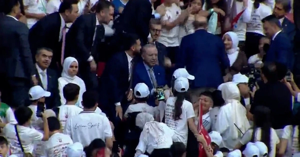 Cumhurbaşkanı Erdoğan, TÜGVA finalinde salavatlarla karşılandı