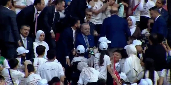 Cumhurbaşkanı Erdoğan, TÜGVA finalinde salavatlarla karşılandı