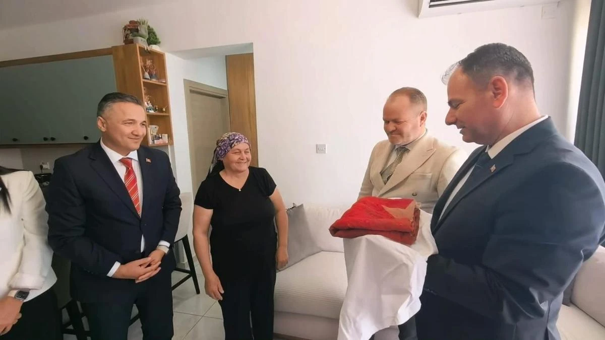 36 yıllık emanet: Kıbrıs Bayrağı uzmanlara teslim edildi