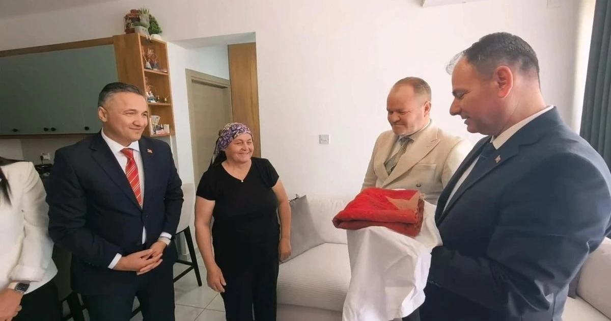 36 yıllık emanet: Kıbrıs Bayrağı uzmanlara teslim edildi