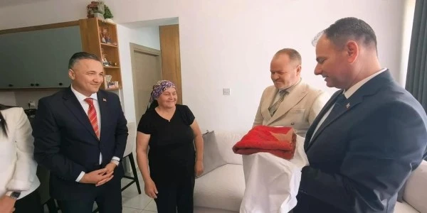 36 yıllık emanet: Kıbrıs Bayrağı uzmanlara teslim edildi