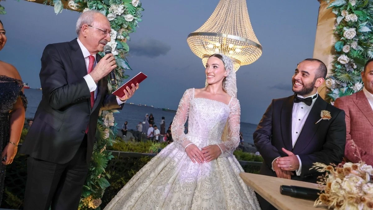 Kılıçdaroğlu, Avcılar'da bugün katıldığı düğünde nikah şahidi oldu