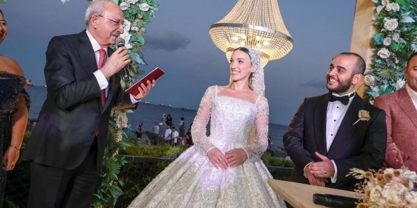 Kılıçdaroğlu, Avcılar'da bugün katıldığı düğünde nikah şahidi oldu