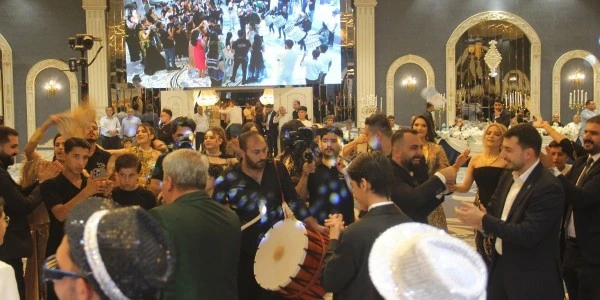 Şanlıurfa'da örnek sünnet düğünü: Takılar şehit çocuklarına