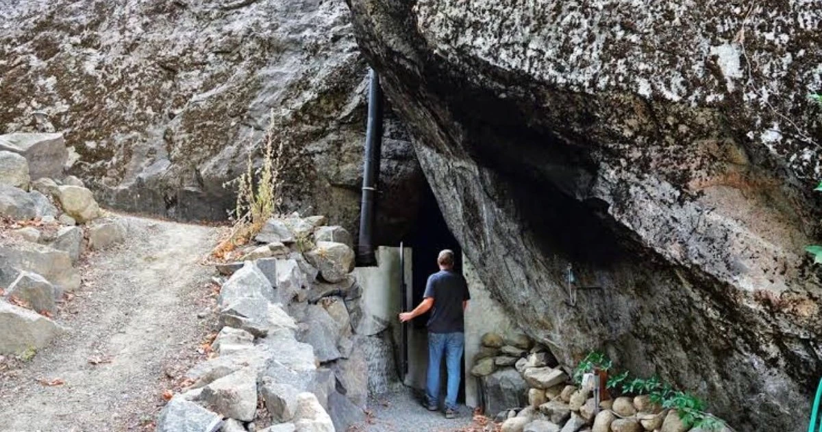 Cascade Dağları'nda mağarayı satın alıp kayalardan ev inşa etti