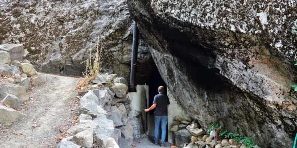 Cascade Dağları'nda mağarayı satın alıp kayalardan ev inşa etti