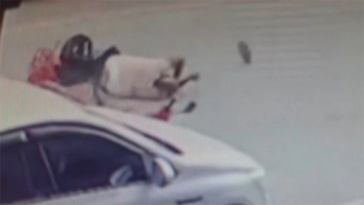 Adana'da otomobil kapısına çarpan motosikletli ağır yaralandı