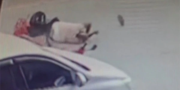 Adana'da otomobil kapısına çarpan motosikletli ağır yaralandı