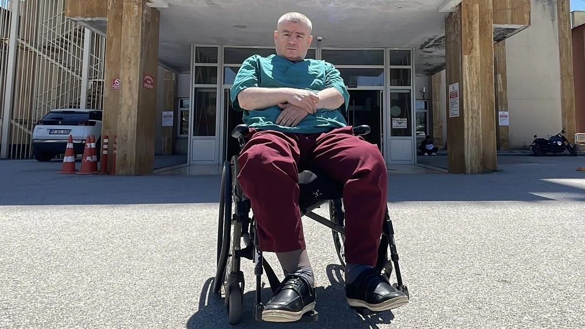 Sivas'ta felçli doktor 28 yıldır tekerlekli sandalyeyle ameliyat