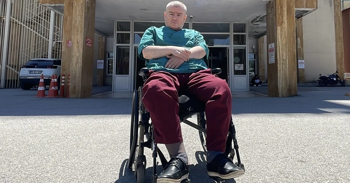 Sivas'ta felçli doktor 28 yıldır tekerlekli sandalyeyle ameliyat
