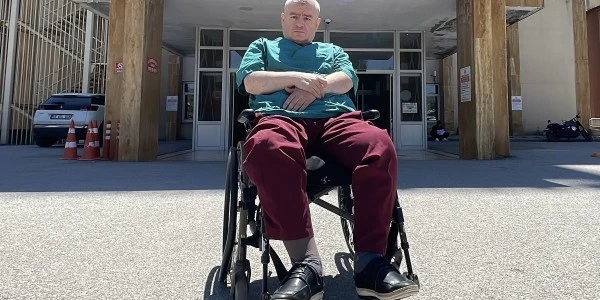 Sivas'ta felçli doktor 28 yıldır tekerlekli sandalyeyle ameliyat