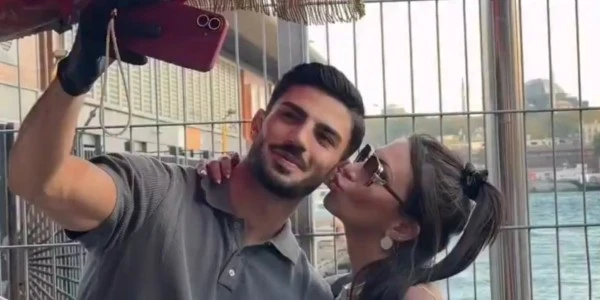 Karaköy'de 'Yakışıklı Mısırcı'na beklenmedik öpücük girişimi