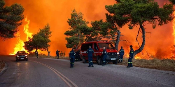 Yunanistan’da yangınlarda 325 binada hasar tespiti yapıldı