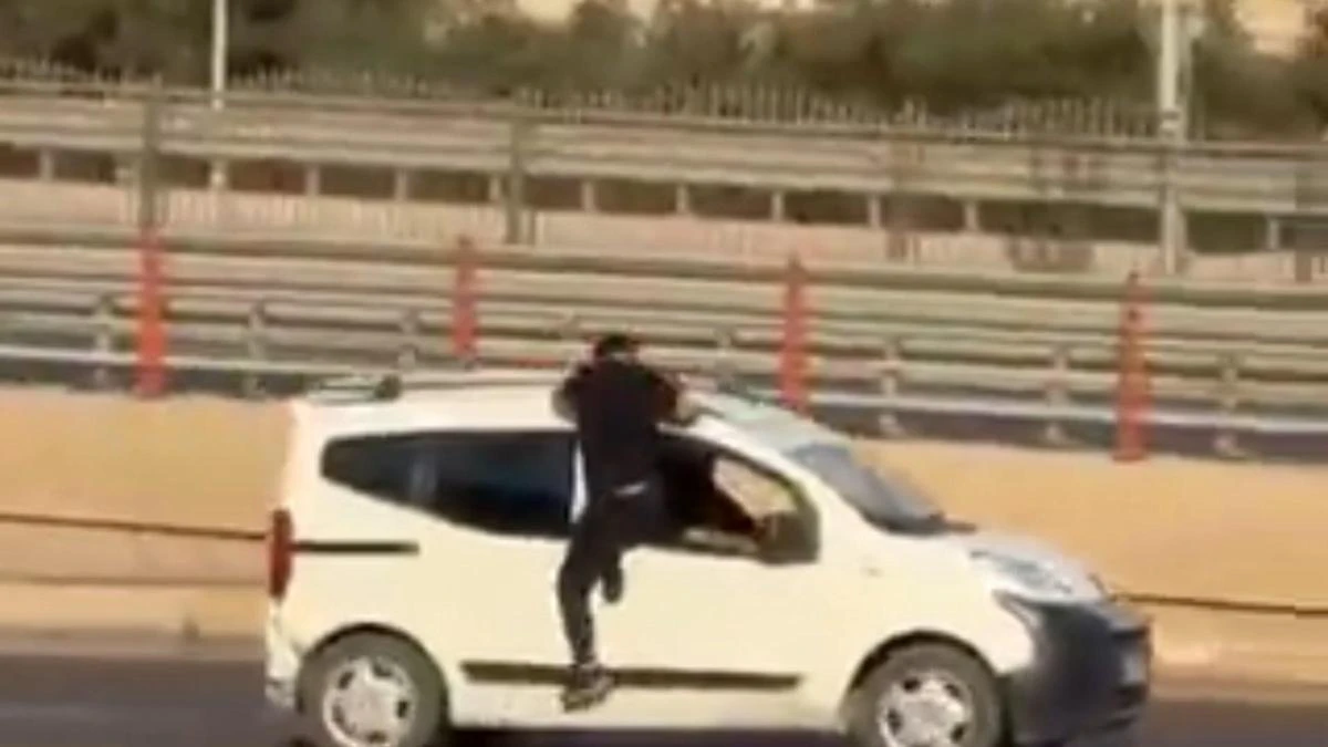Kavga sonrası kardeşinin aracına tutunup camdan girmeye çalıştı
