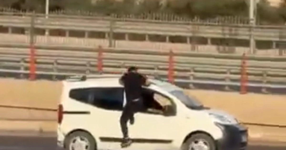 Kavga sonrası kardeşinin aracına tutunup camdan girmeye çalıştı