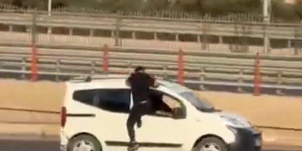 Kavga sonrası kardeşinin aracına tutunup camdan girmeye çalıştı