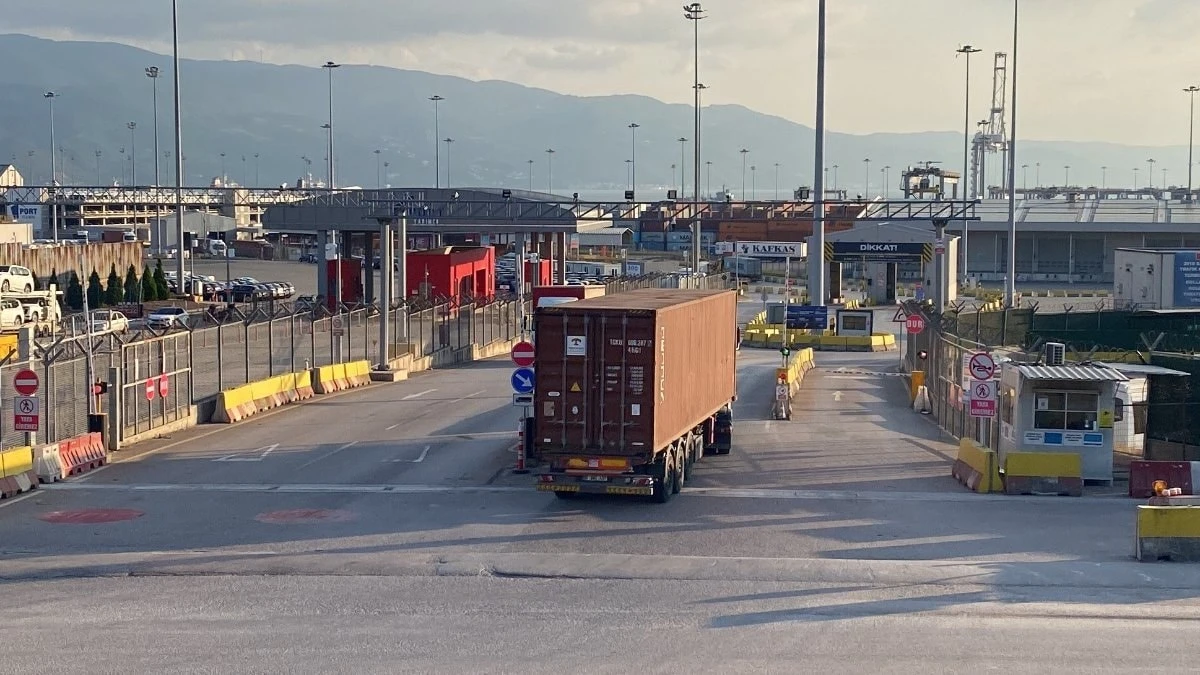 Kocaeli'de liman vinci operatörü yüksekten düşerek yaralandı